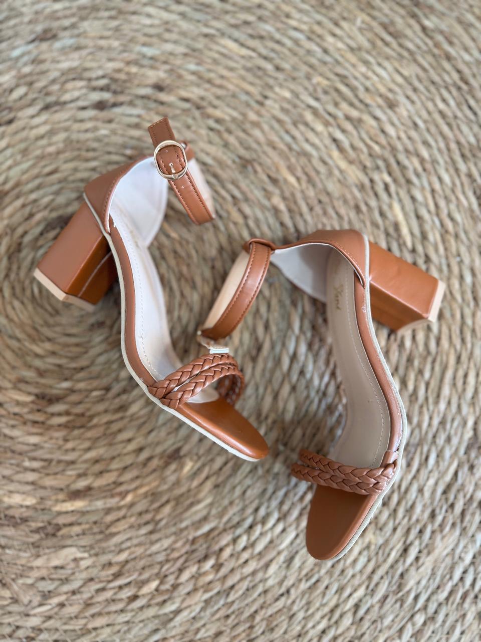 Sandalias nuevas con taco cómodo y tonos bellos