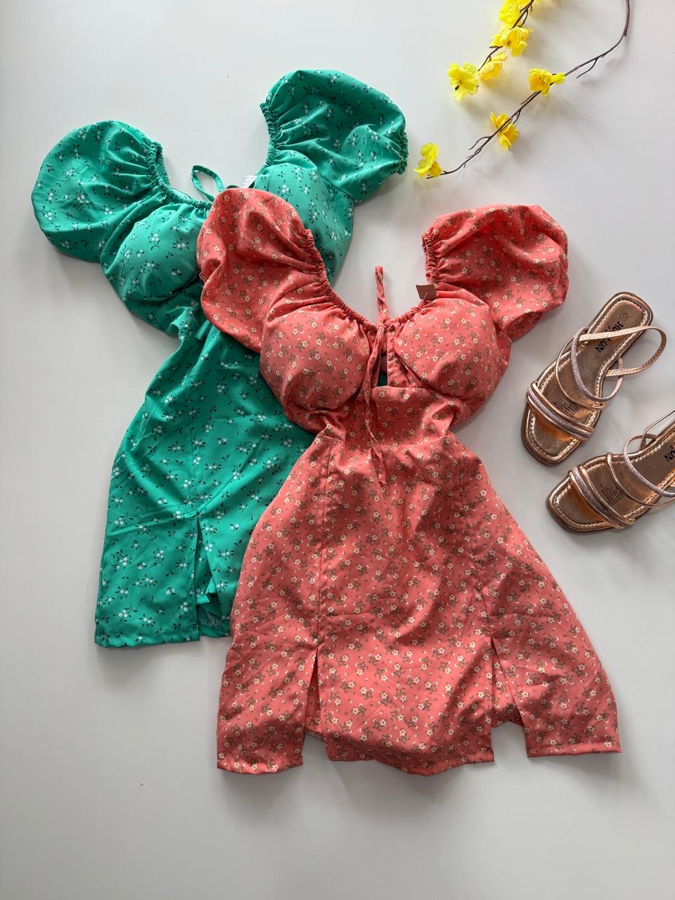 Vestido engomadito floral coral y verde