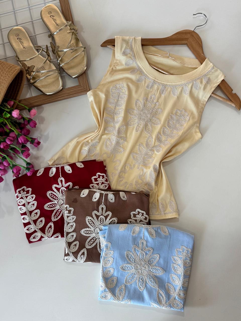 Blusa totalmente bordada sin manga