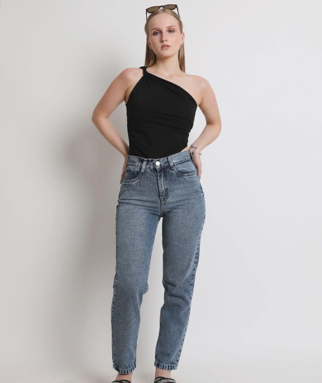 Jeans Mom rígido. 36 a 46 75.000gs