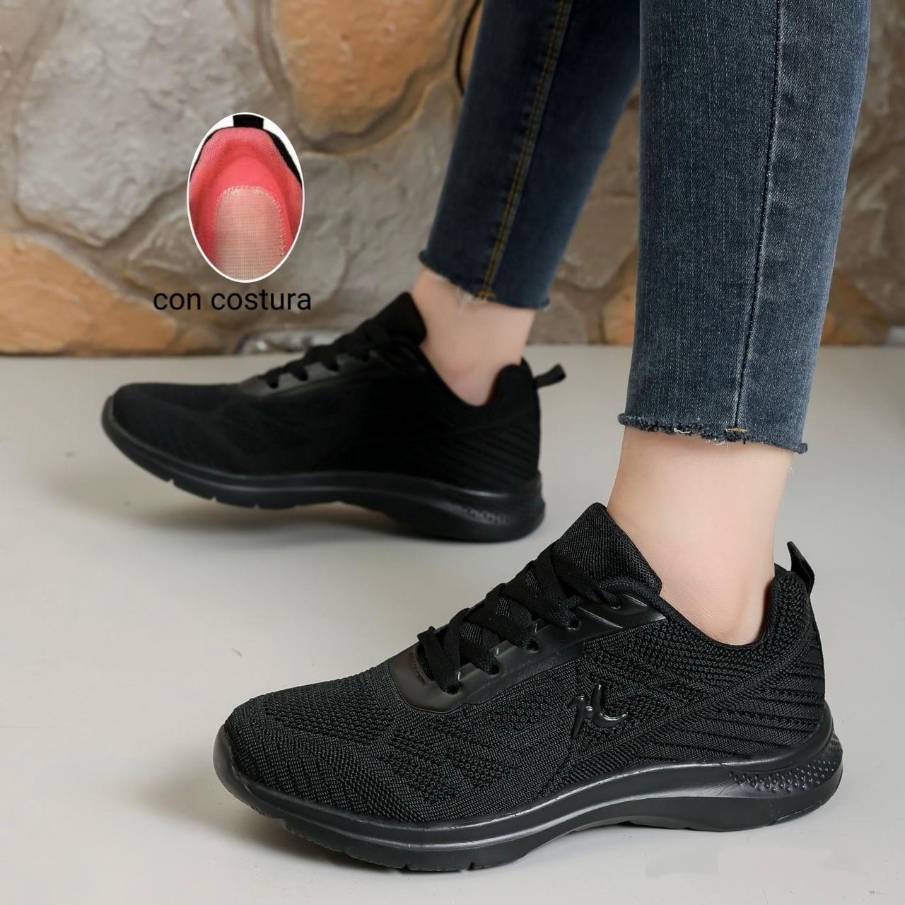 Calzado fácil de combinar, costurado y plantilla liviana