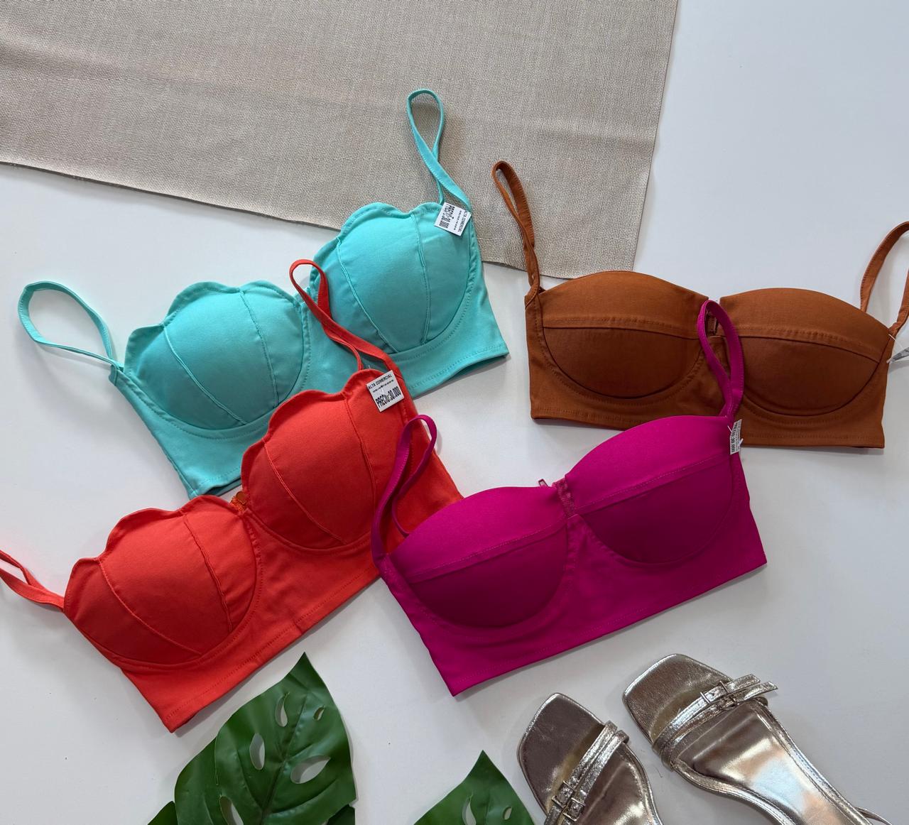 Cropped coloridos hermosos, lo encontras a un precio de 30.000gs. Con pechera y adaptable