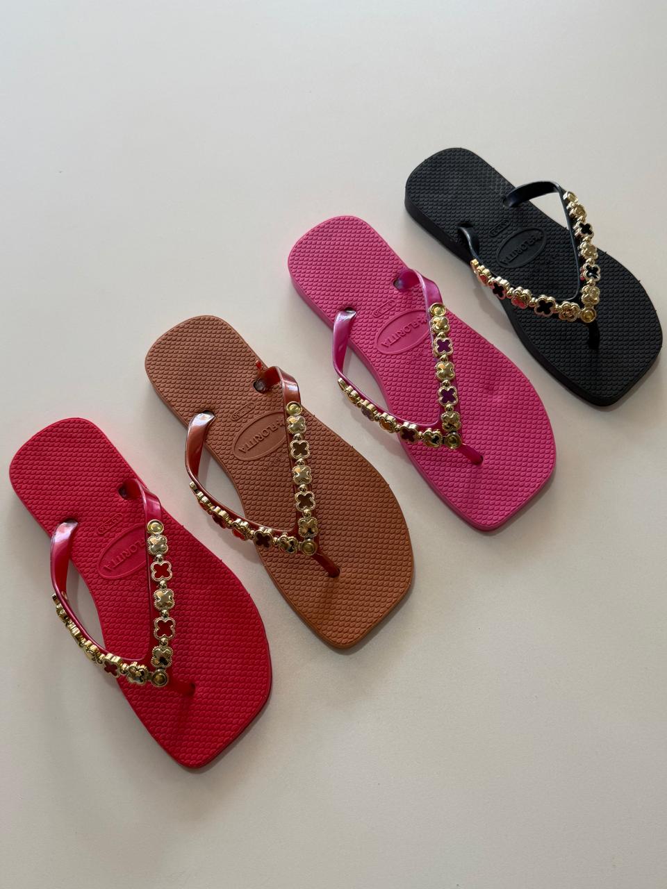 Sandalias decoradas con cadena