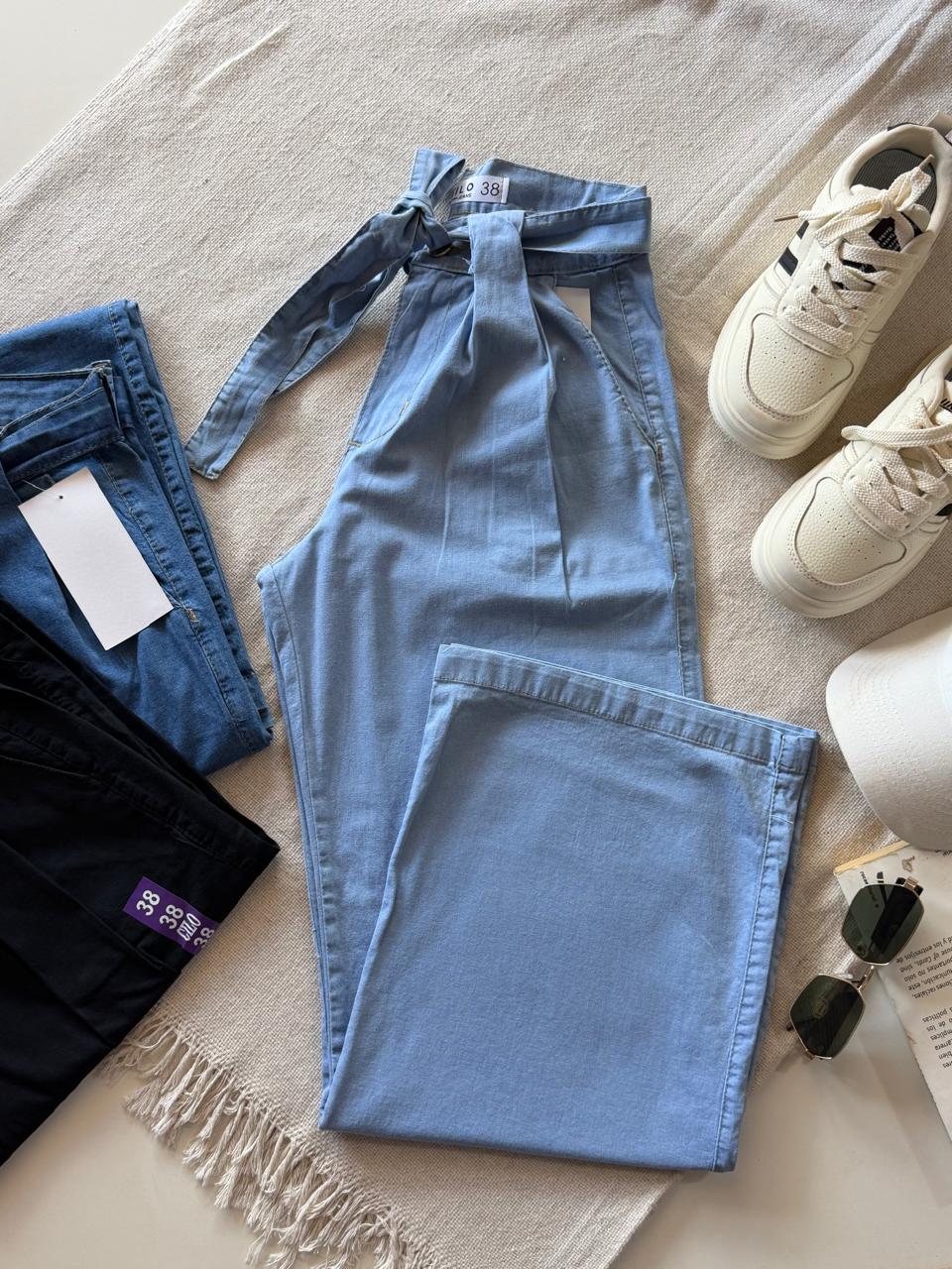 Jeans suelto con cinto elastizado