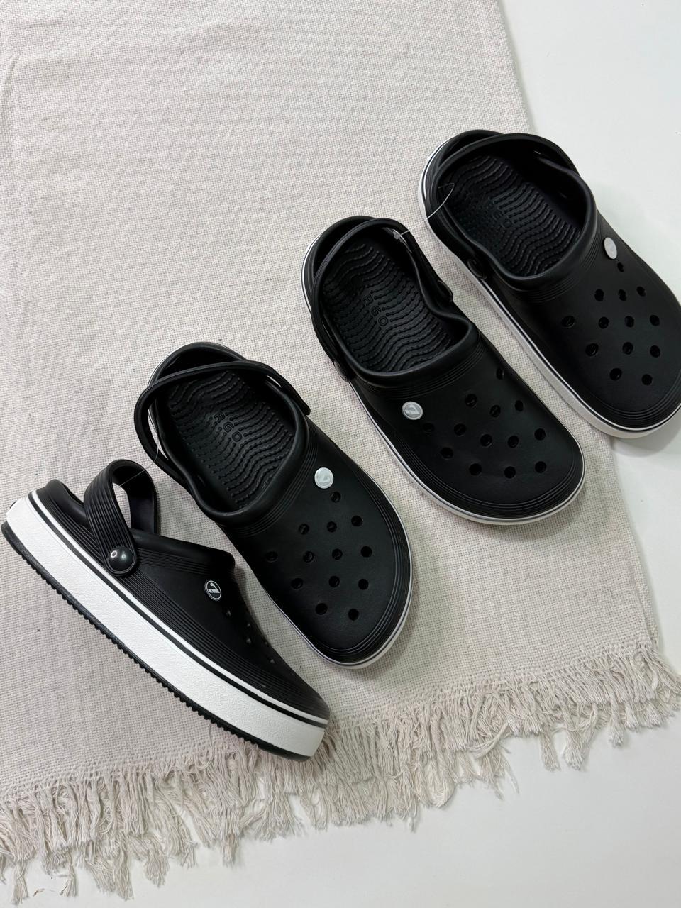 Cross en negro y azul 38 a 43 25000 gs