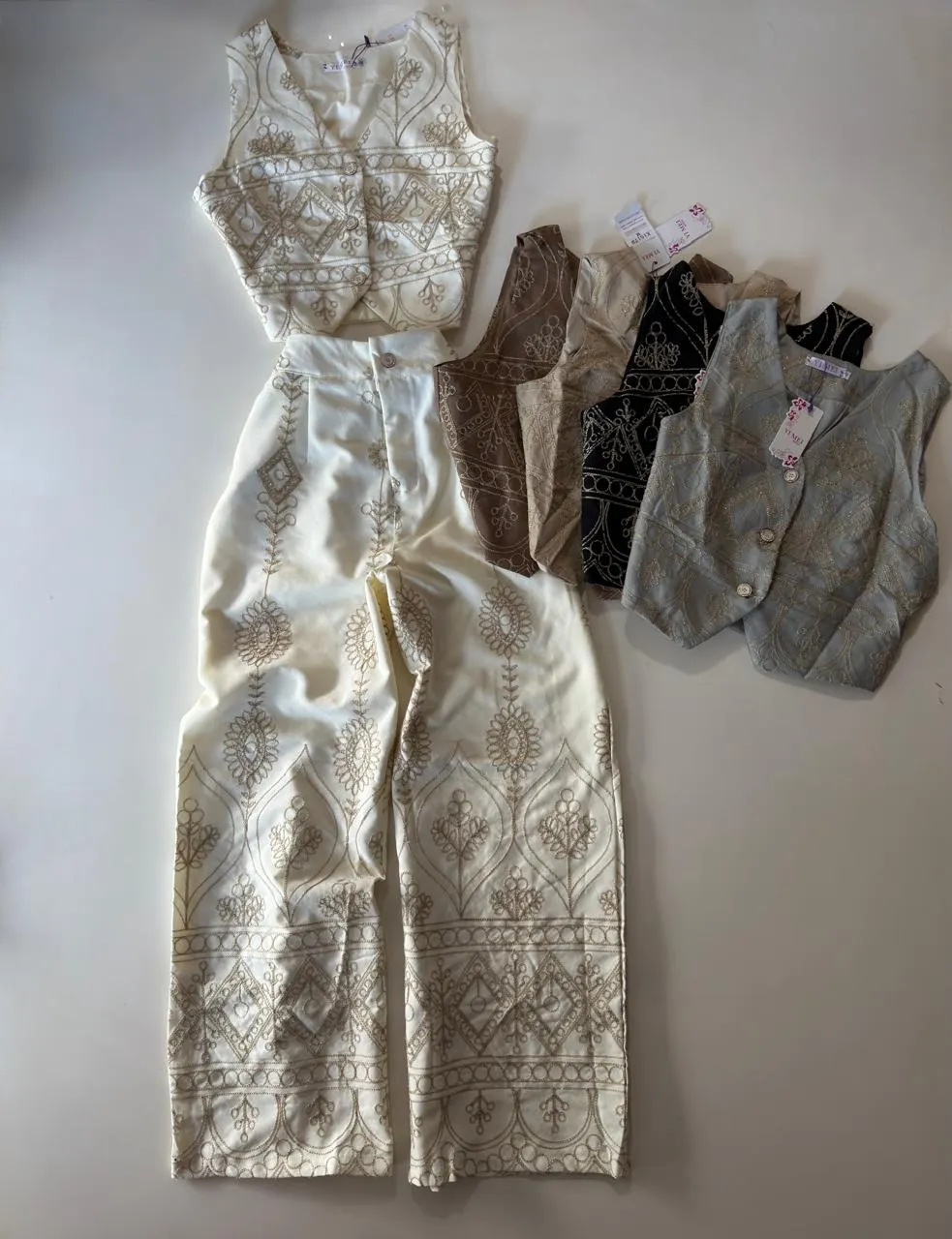 Éstos tonos en conjunto. Úsale el pant aparte o el chaleco, súper práctico.