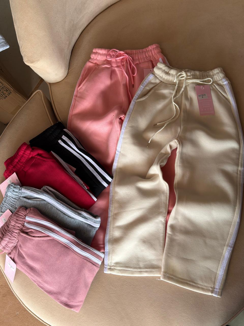 Pantalón buso con rayas laterales