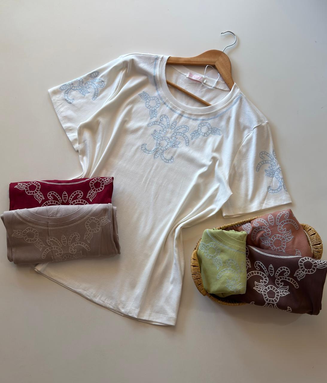 Remerita con detalles en bordado - Talle Plus