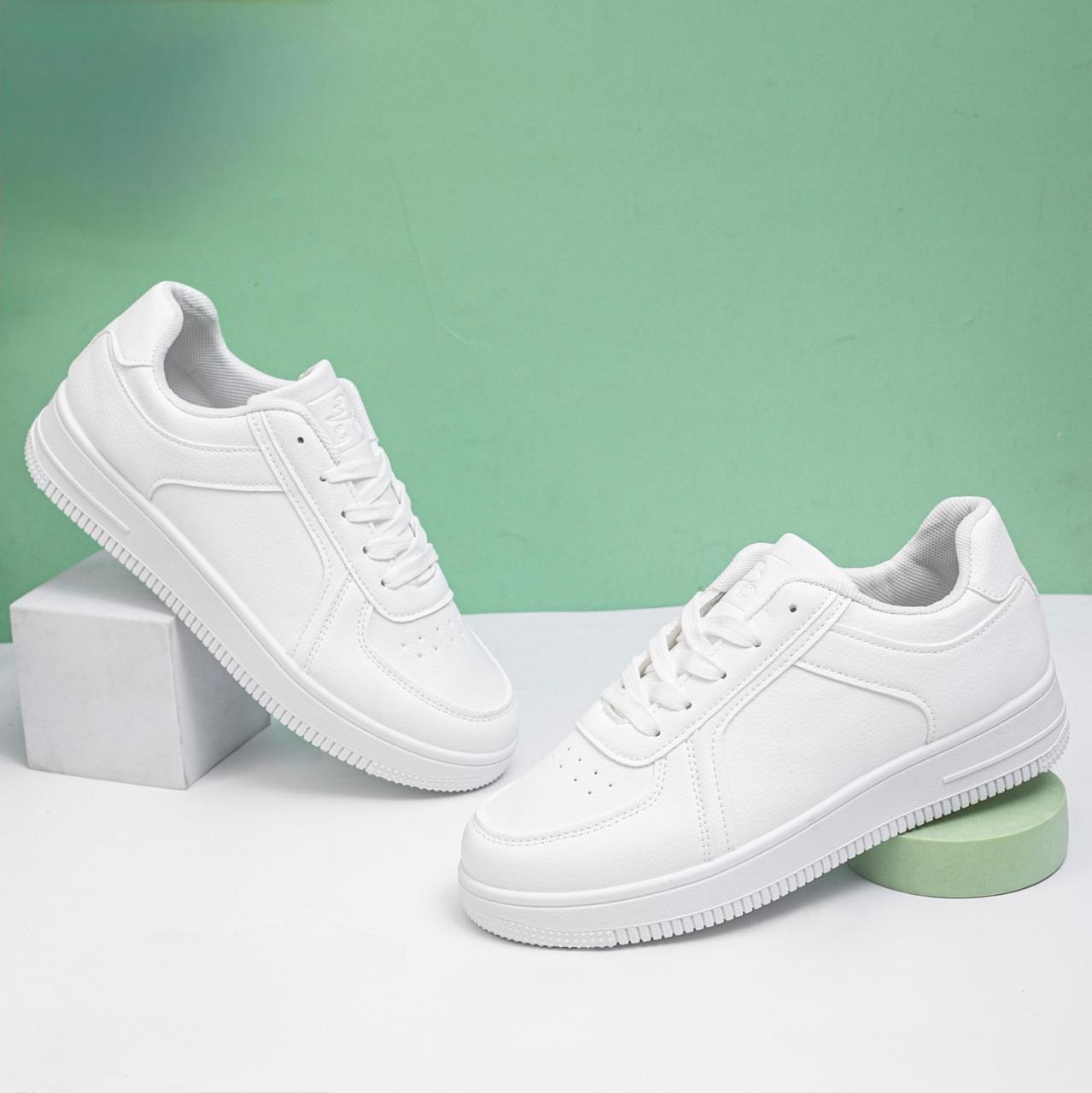 Calzado básico blanco para caballero de lateral liso